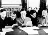 学部委员、莫斯科杜布纳联合原子核研究所副所长王淦昌（右1）等在工作