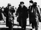 1967年12月，聂荣臻副总理（中）与学部委员王淦昌（左）和朱光亚教授（右）在我国西部核试验基地